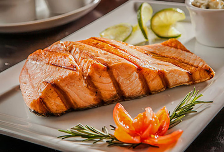 13. Cá hồi Cá hồi cung cấp axit béo omega-3 tăng cường trí não. Protein trong cá hồi giúp duy trì lượng đường trong máu ổn định và thậm chí có thể giúp ngăn đường đột biến.