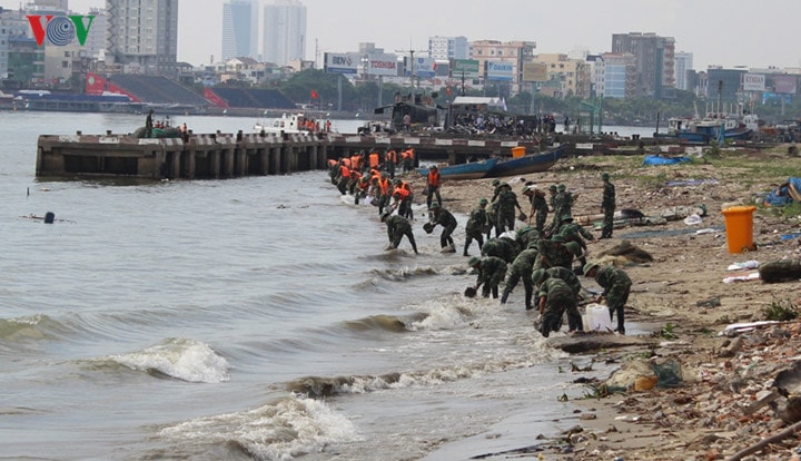 Ông Hồ Kỳ Minh, Phó Chủ tịch UBND thành phố Đà Nẵng cho biết, trong vòng 10 năm qua, tại thành phố Đà Nẵng xảy ra 9 vụ tràn dầu, sự cố lớn nhất xảy ra vào năm 2008 với hơn 600 m3 dầu tràn, tác động xấu đến môi trường, ảnh hưởng đến hoạt động kinh tế, xã hội nhất là du lịch. Trong ảnh: Triển khai lực lượng thu gom dầu tràn bờ.