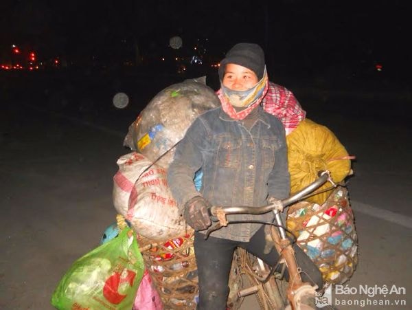 Gánh nặng trong đêm của nữ cửu vạn.