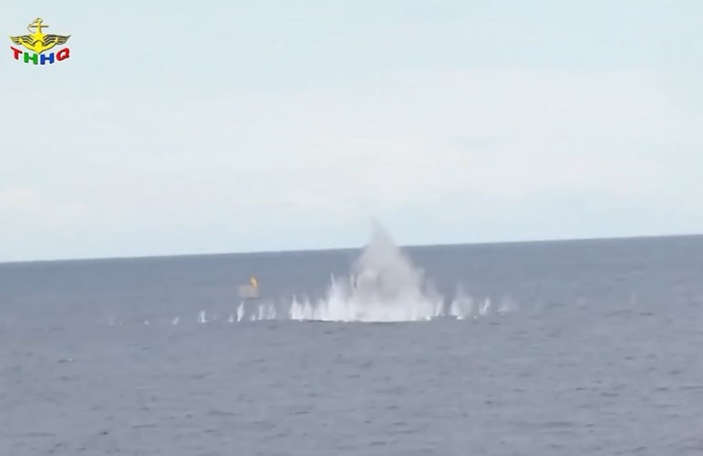 Trong ảnh, pháo tàu HQ-501 nã đạn diệt mục tiêu trên biển. Nguồn ảnh: Truyền hình Hải quân
