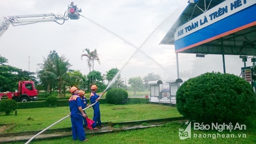 Sử dụng xe thang để phun bọt trong thực hành phương án cữa cháy tại kho xăng dầu Bến Thủy . Ảnh: Hồng Quang.