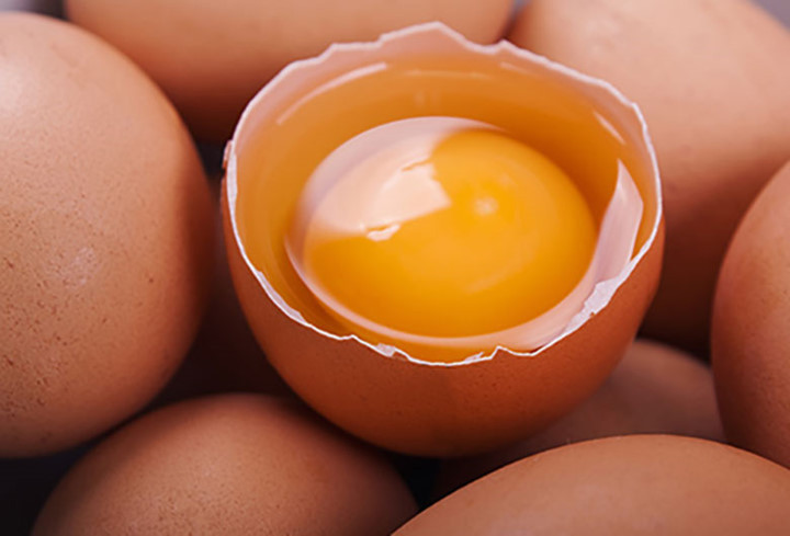 7. Trứng Trứng có đầy đủ các chất đạm, vitamin B12 và D, riboflavin, và folate - tất cả đều có thể giúp làm giảm nguy cơ mắc bệnh tim do uống rượu gây ra. Bạn có thể bỏ qua lòng đỏ nếu bạn lo lắng về cholesterol.