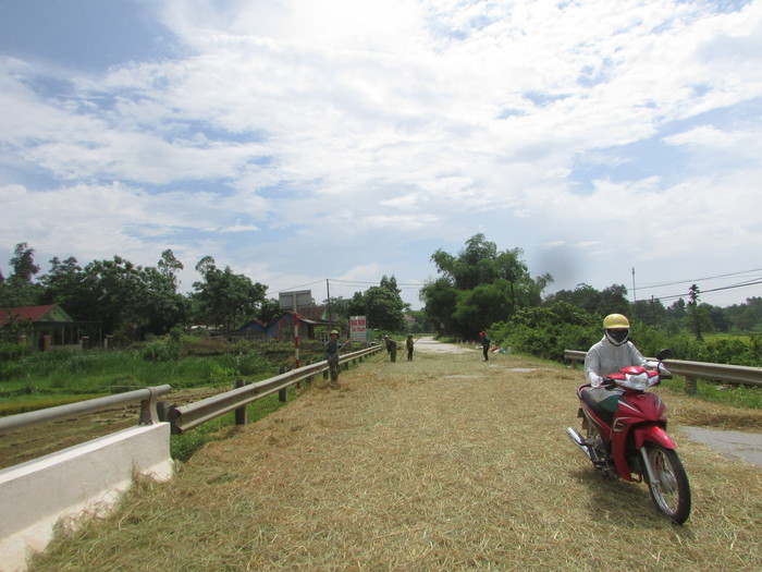 Việc người dân phơi rơm rạ trên đường đã gây khó khăn cho người tham gia giao thông. Ảnh: Như Sương