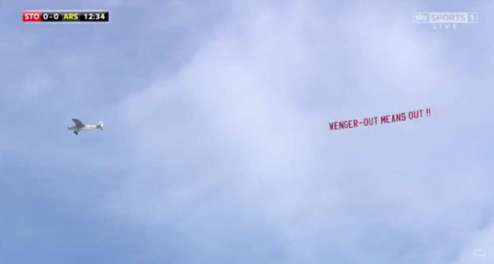 Tấm biểu ngữ phản đối Wenger của CĐV Arsenal vào đêm qua, rạng sáng nay. Ảnh: Internet 
