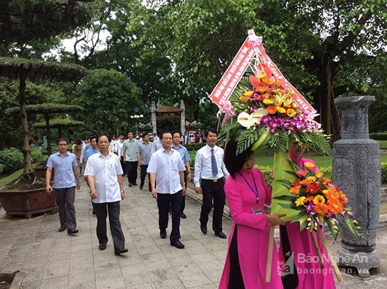 Đoàn công tác đến dương hoa, báo công với Bác tại Khu di tích Kim Liên