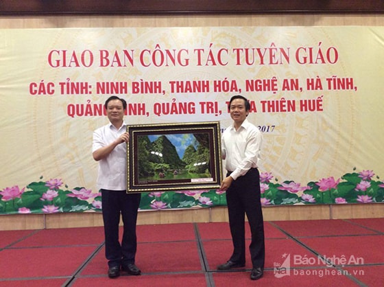 Đồng chí Phạm Quang Ngọc - Ủy viên Ban Thường vụ, Trưởng Ban Tuyên giáo Tỉnh ủy Ninh Bình tặng quà lưu niệm cho Ban Tuyên giáo Tỉnh ủy Nghệ An. Ảnh: Sỹ Thành.