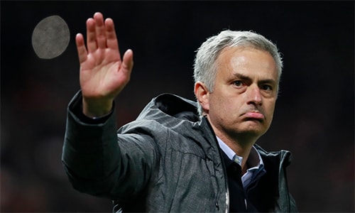 Mourinho và Man Utd đã có Siêu Cup Anh và Cup Liên đoàn, nhưng vẫn cần thêm danh hiệu ở Europa League để bù đắp cho việc đội đuối sức tại Ngoại hạng Anh. Ảnh: Reuters.