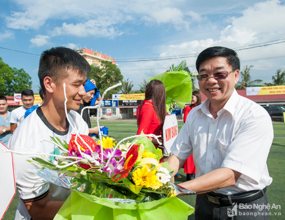 Phó Bí thư Tỉnh uỷ Nguyễn Văn Thông tặng hoa cho các đội tham dự giải. Ảnh: Thành Cường