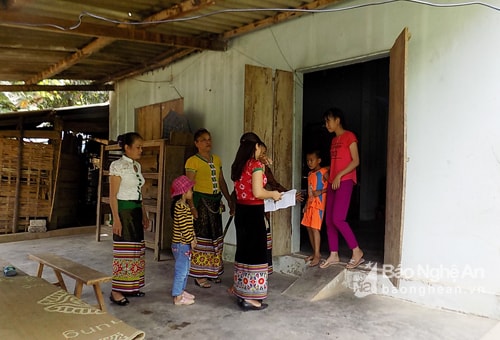 Hội phụ nữ xã Châu Tiến (huyện Qùy Hợp) đến từng nhà tuyên truyền cho đồng bào dân tộc thiểu số về nạn buôn bán người. Ảnh: Thu Hường