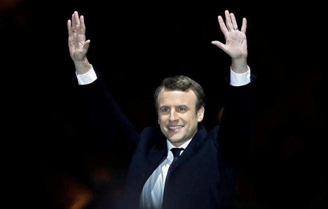 Ông Emmanuel Macron trên sân khấu buổi lễ mừng chiến thắng diễn ra bên ngoài bảo tàng Louvre ở Paris vào tối qua. Ảnh:Reuters