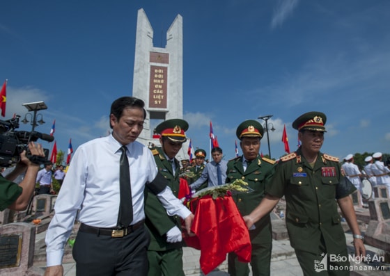 Các đồng chí lãnh đạo làm lễ di quan các liệt sỹ về nơi an nghỉ cuối cùng. Ảnh tư liệu