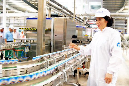 Bà Mai Kiều Liên kiểm tra sản phẩm tại Nhà máy sữa Vinamilk mới đưa vào vận hành