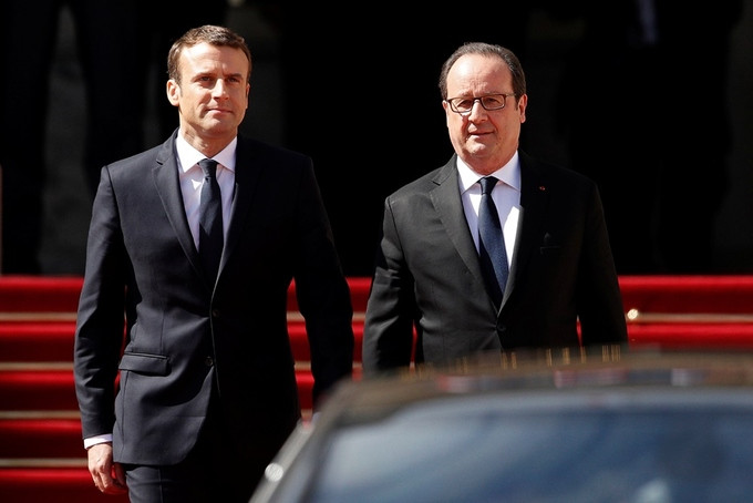 Người tiền nhiệm Francoise Hollande đón tân Tổng thống Pháp tại cửa Điện Elysee.