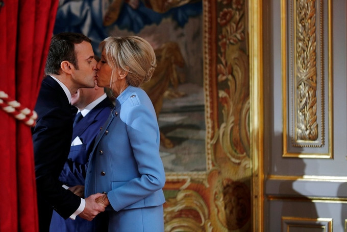 Ông Macron hôn vợ trước buổi lễ chuyển giao quyền lực. Ông từng cho biết bà Trogneux sẽ làm việc không công cho chính phủ, có văn phòng và nhân viên riêng.
