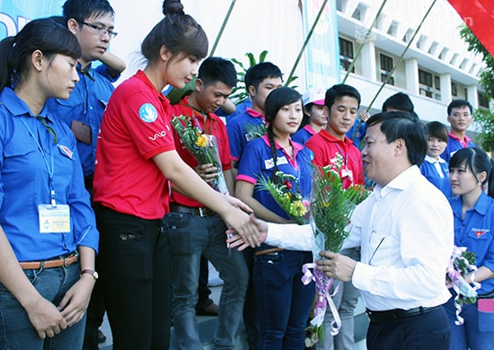 GS.TS Đinh Xuân Khoa - Bí thư Đảng ủy, Hiệu trưởng Trường Đại học Vinh tặng hoa cho sinh viên tình nguyện. Ảnh: ĐHV