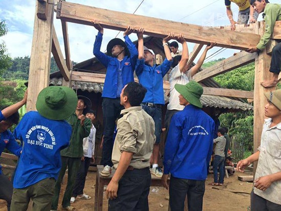 Sinh viên Trường Đại học Vinh giúp nhân dân vùng cao dựng nhà.  Ảnh ĐHV