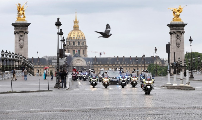 Đoàn xe chở ông Macron tới điện Elysee. Khoảng 1.500 cảnh sát đã được điều động để đảm bảo an ninh cho buổi lễ nhậm chức.