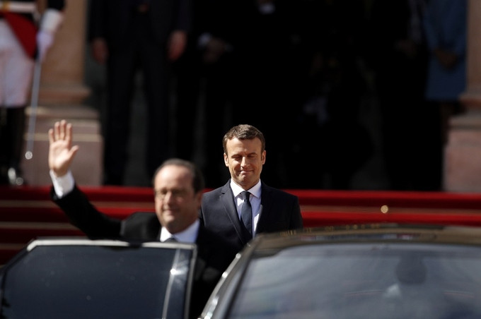 Buổi lễ nhậm chức kết thúc, cựu tổng thống Pháp Francois Hollande vẫy tay chào khi rời Điện Elysee.