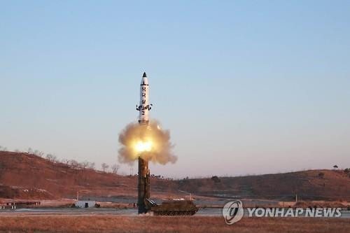 Triều Tiên phóng tên lửa đạn đạo tầm trung hồi tháng 2. Ảnh: KCNA-Yonhap