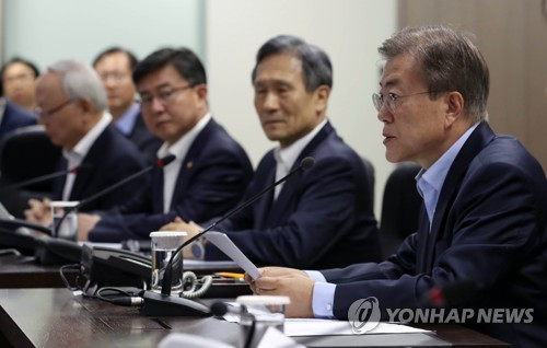 Tổng thống Hàn Quốc Moon Jae-in (phải) chủ trì cuộc họp của Hội đồng An ninh Quốc gia tại Nhà Xanh hôm 14/5. Ảnh: Yonhap