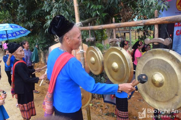 CLB Cồng chiêng ở bản Yên, xã Môn Sơn (Con Cuông) thường xuyênbiểu diễn tại các ngày lễ hội của địa phương.