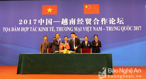 Ông Mai Hoài Anh – Giám đốc điều hành Kinh doanh Viamilk ký kết bản ghi nhớ hợp tác với đối tác Trung Quốc dưới sự chứng kiến của Lãnh đạo chính phủ và Bộ ngành hai nước.