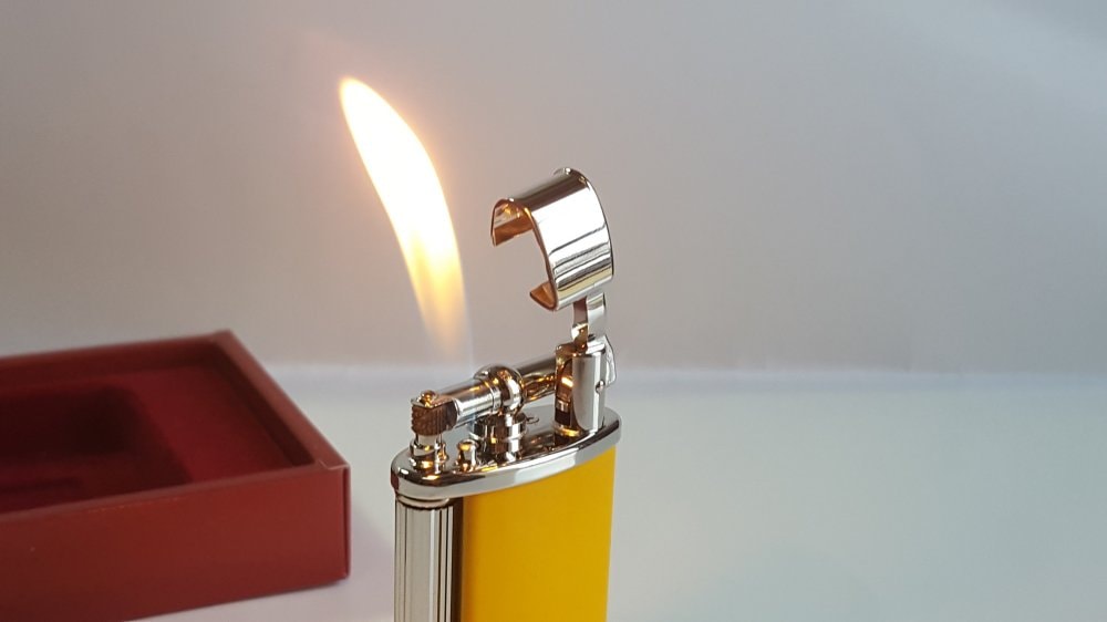 Bật lửa cũng được mệnh danh là một quả bom nổ chậm nếu để trên ô tô