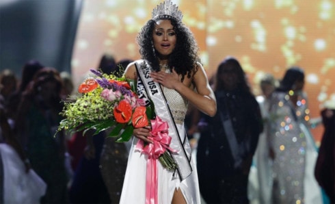 Vượt qua 51 thí sinh xuất sắc, người đẹp Kara McCullough đến từ Đặc khu Columbia đã đăng quang Hoa hậu Mỹ. Ảnh: AP.