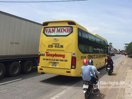 Xe chở khách và xe tải đều không thể lưu thông trên tuyến quốc lộ 1A đoạn qus