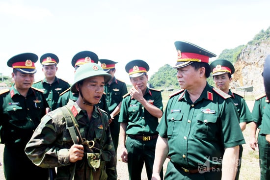 Đoàn công tác thăm, động viên chiến sỹ mới đang kiểm tra 3 nổ tại thao trường Lèn Vụt. Ảnh: Tường hiếu