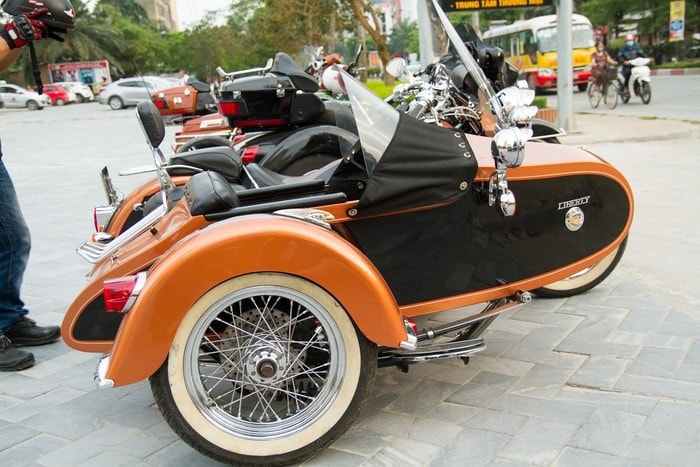 Từ chiếc Harley Davidson Softail Deluxe 105th Anniversary chủ nhân chiếc xe đã độ thêm bộ thuyền ba bánh độc đáo.