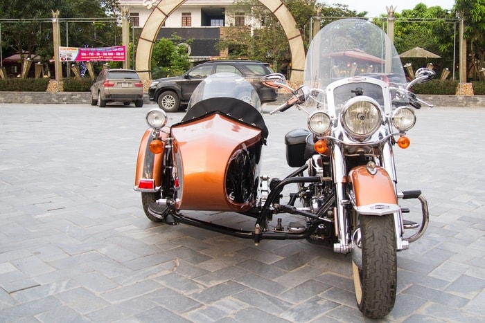 Harley-Davidson Softail Deluxe 105th Anniversary vừa thể hiện được sự dũng mãnh, vừa thể hiện được sự gợi cảm đến mê muội từ những chi tiếtnhỏ nhất.Các chi tiết được mạ crôm và có biểu tượng 105th Anniversary của hãng Haley davison. Ảnh: V.S