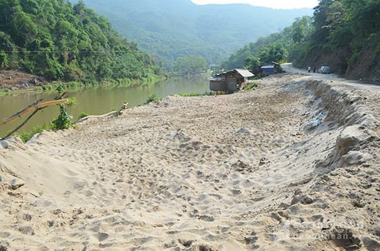 Bến bãi kinh doanh cát của HTX nông nghiệp- cát sỏi Bình Lưu tại bản Cánh, xã Tà Cạ (Kỳ Sơn). Ảnh: Hà Giang