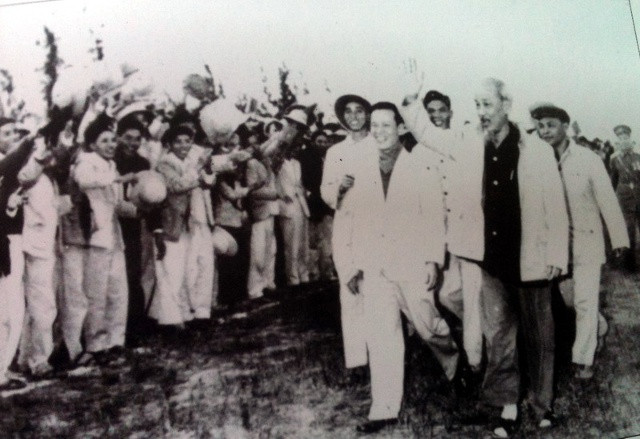 Người dân Nghệ An đứng hai bên đường vẫy chào đón Bác Hồ về thăm quê lần thứ 2 năm ngày 9/12/1961  .