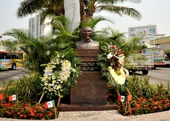 Tượng đài chân dung Hồ Chí Minh được đặt đối diện tượng đài người anh hùng dân tộc vĩ đại của châu Mỹ Latin Simon Bolivar, tại đại lộ Miguel Aleman, đại lộ chính và lớn nhất thành phố Acapulco.