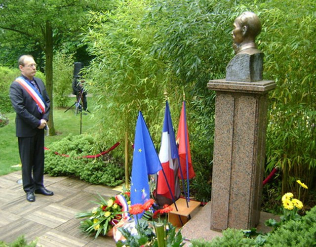 Tại Pháp, ngày 19/5/2005, chính quyền thành phố Montreuil đã dựng tượng bán thân Chủ tịch Hồ Chí Minh trong 