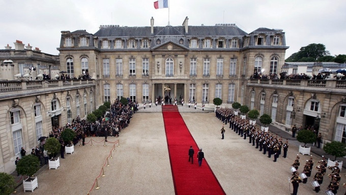 Kể từ năm 1873, cung điện Elysée chính thức trở thành nơi ở và làm việc của tổng thống Pháp. Hiện tại một đội ngũ hơn 800 người đang hàng ngày bảo vệ và phục vụ tổng thống.