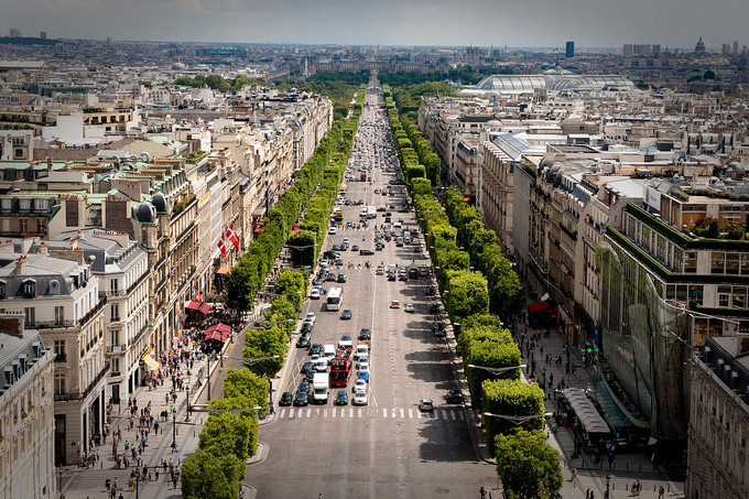 Hàng năm, cung điện Elysée chỉ mở cửa cho công chúng vào hai ngày Di sản Châu Âu, thứ 7 và Chủ nhật tuần thứ ba của tháng 9. Đây là cơ hội để thma quan miễn phí các công trình kiến trúc và di tích lịch sử ở Paris. Người dân và khách du lịch muốn ngắm nhìn vẻ đẹp Điện Elysée được khuyến cáo nên xếp hàng từ 6h sáng.