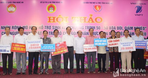 Phó Chủ tịch UBND tỉnh Lê Minh Thông phát biểu tại hội thảo. Ảnh: Phước Anh