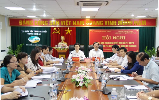 Các đồng chí Nguyễn Xuân Sơn, Nguyễn Văn Huy chủ trì hội nghị. Ảnh: Mai Hoa