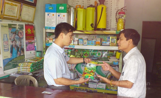 MTTQ Việt Nam tỉnh Nghệ An giám sát thuốc BVTV ở Diễn Châu. Ảnh: Mai Hoa