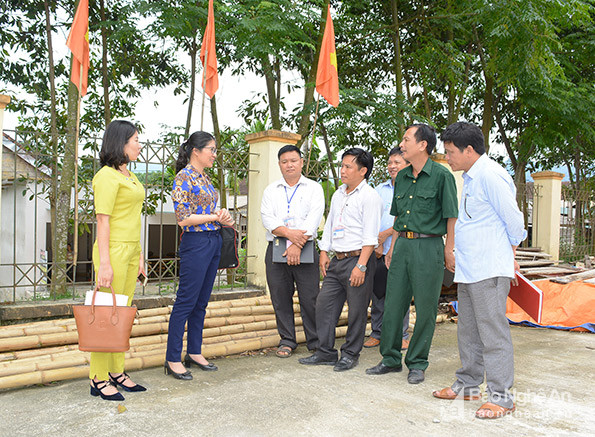 Các thành viên trong đoàn giám sát trao đổi với CBCCVC người DTTS tại xã Ngọc Lâm, huyện Thanh Chương. Ảnh: Thu Giang