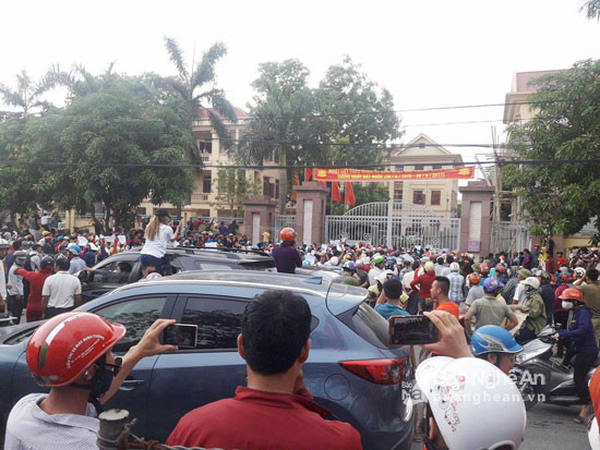 Các đối tượng quá khích nghe lời kích động của Nguyễn Đình Thục tụ tập gây rối trước cổng Công an huyện Diễn Châu
