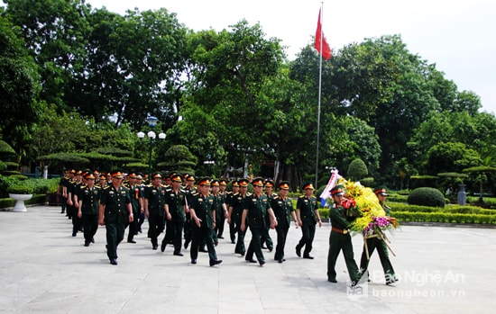 Đoàn đại biểu về 