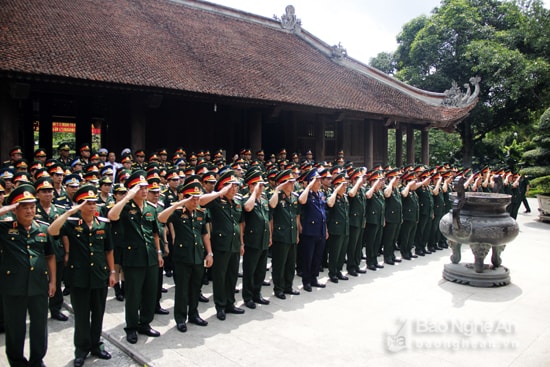 Đoàn đại biểu nghiêm trang, thành kính 