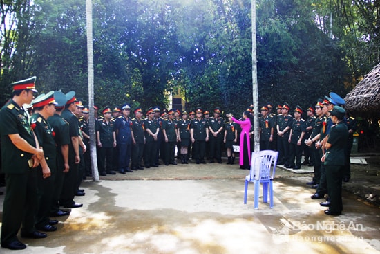 Tiếp đó, các đồng chí lãnh đạo Bộ Quốc phòng và đoàn đại biểu tới dâng hoa, dâng hương, nghe thuyết minh về cuộc sống thời thơ ấu của Bác Hồ tại Làng Sen quê nội và Hoàng Trù quê ngoại.