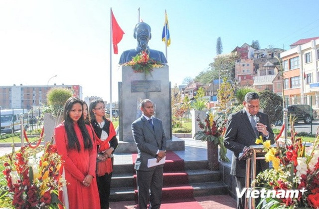 Bức tượng Hồ Chủ tịch ở trung tâm thủ đô Antananarivo của đất nước châu Phi Madagascar làm bằng đồng đặt trên bệ đá hoa cương, với tổng chiều cao 3,4m. Bên dưới có tấm biển đồng khắc câu nói nổi tiếng của Hồ Chủ tịch: 