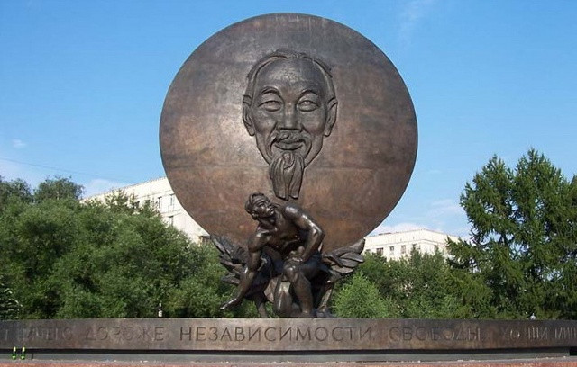 Quảng trường và Tượng đài Hồ Chí Minh ở thủ đô Moscow của Nga nằm ở nơi giao nhau giữa phố Dmitri Ulianov (anh trai nhà cách mạng V. I. Lenin) và phố “Sáu mươi năm Cách mạng Tháng Mười”. Đây là tác phẩm của Vladimir Efimovich Tsigal, nghệ sĩ nhân dân, viện sĩ Viện hàn lâm Mỹ thuật Liên Xô, tác giả của hơn 40 nhóm tượng đài nổi tiếng.