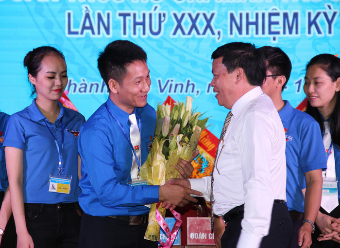 GS.TS Đinh Xuân Khoa tặng hoa chúc mừng BCH Đoàn trường Đại học Vinh khóa 2017-2022. Ảnh: H.T