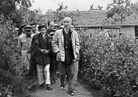 Hồ Chủ tịch thăm ngôi nhà cũ ở quê nội tại làng Sen , xã Kim Liên, huyện Nam Đàn, tỉnh Nghệ An (tháng 12-1961). Ảnh: TTXVN